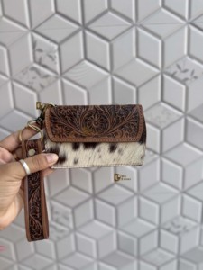 Monedero de mano elegante de alta calidad para tarjetas ATM, estilo vintage, de cuero repujado a mano, estilo occidental, con correa de piel con pelo para la muñeca. - Product Image 2