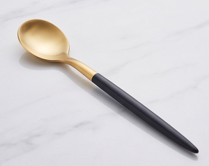Cuillère à bar en or plaqué élégante avec manche noir, agitateur à cocktail minimaliste, outil de mélange en métal durable - Product Image 1