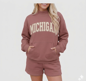 Conjunto de Top de Cuello Alto y Pantalones Cortos por Encima de la Rodilla para Mujer, Cálido y Acogedor para Invierno, Ajuste Cómodo, Ropa Contemporánea para Uso Diario - Product Image 1