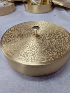 Proveedor indio de recipientes de latón para masala con tapa y cuchara, organizador de cocina tradicional disponible en grandes cantidades. - Product Image 2