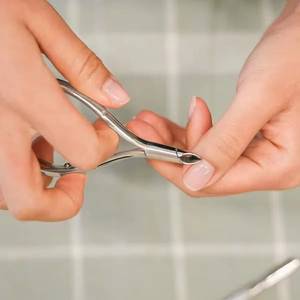 Coupe-ongles professionnel en acier inoxydable, lame incurvée, pointe affûtée, forme biseautée, finition or et argent, pour usage sur les doigts - Product Image 2
