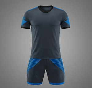 Ensemble de maillot de football pour homme à col en V, manches courtes, imprimé par sublimation, respirant, coupe ajustée, vêtements de sport, design rayé bleu-gris - Product Image 1