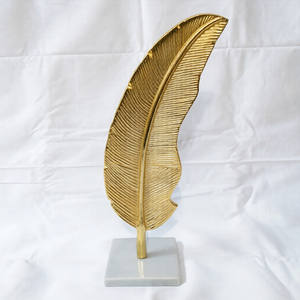 Aluminio Metal Mármol Base Forma de hoja Chapado en oro Esculturas modernas de la India Lujo Hecho a mano Hogar decorativo - Product Image 1