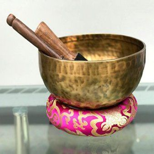 Cuenco tibetano antiguo de latón grabado con mantras, sobre una almohadilla bordada azul, disponible a precios de mayorista. - Product Image 6