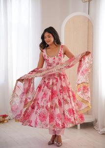 Vestido Maxi Artesanal de Muselina con Estampado Floral, Corte Kali, Voluminoso, con Velo de Organza Bordado y Parte Inferior Coordinada para Mujer - Product Image 2