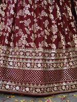 Ensemble de lehenga brodé bordeaux, robe de mariée deux pièces, dupatta à bordure florale, style Banarasi, tenue de mariée