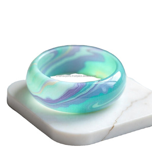 Autumn Glow Womens Elegante Casual Pulsera de resina 3D hecha a mano con cálidos remolinos terrosos Patrón de ángel y diseño cómodo - Product Image 1