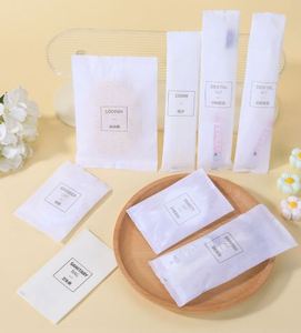 Artículos de tocador desechables personalizados para hoteles, para uso en viajes, con logotipo impreso en el empaque del cepillo de dientes, kit de artículos de tocador para hoteles. - Product Image 1
