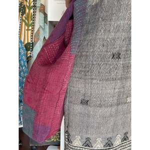 Sac fourre-tout vintage Kantha de haute qualité en toile améthyste avec broderie et lettres décoratives, couleur unie, lavable pour usage quotidien toutes saisons - Product Image 5