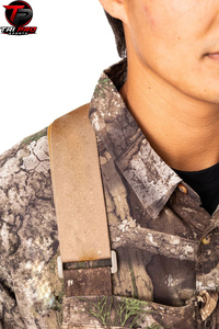 Salopette de chasse pour homme, camouflage forestier, avec bretelles élastiques réglables, fermeture éclair centrale intégrale et poches chauffe-mains. - Product Image 3