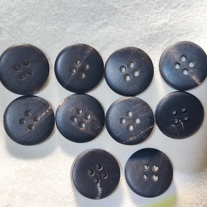 Botón de Imitación de Cuerno de Búfalo Gris Oscuro Hecho a Mano con Técnicas de Grabado para Trajes, Blazers, Abrigos, Pantalones y Ropa Deportiva - Product Image 4