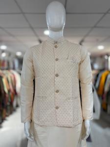 Ensemble de veste kurta pour homme en tissu de soie pure avec broderie et travail de sequins, kurta de créateur avec koti, idéal pour les fêtes royales. - Product Image 4