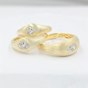 Anillo de Eternidad Clásico Hecho a Medida, Chapado en Oro de 18K, Plata de Ley, Acabado Satinado Mate, Engaste de Circonitas en Forma de Pera - Product Image 4