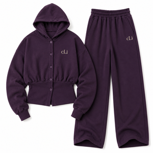 Conjunto de chándal de marca de ropa con capucha y botones delanteros, chaqueta corta y pantalones de pierna ancha de forro polar personalizado para mujer, estilo urbano. - Product Image 4