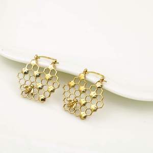Pendientes de Aro Hexagonales con Diseño de Abeja, Chapados en Oro, Unisex, Modernos, Regalo Cristiano, Joyería - Product Image 3