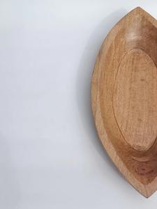 Plateau en bois artisanal en forme de feuille, vaisselle rustique pour la table et la décoration - Product Image 3