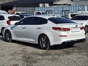 Berline d'occasion Hyundai K5 2019, blanche, économique, durable, essence, conduite à gauche, idéale pour les trajets quotidiens - Product Image 2