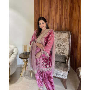 Ensemble haut et bas pour femmes de créateur-Dupatta et bas avec séquence de broderie lourde au look élégant - Product Image 6