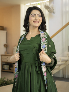 Ensemble Kurti Anarkali en soie Vichitra avec pantalon droit à large volant en micro-coton et dupatta brodée de sequins MW 5076 - Product Image 4