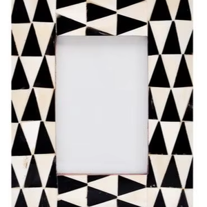 Marco con Incrustaciones de Hueso, un Marco de Fotos Inspirado en los Huesos para los Atrevidos y Audaces - Product Image 1