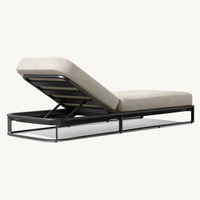 Chaise longue d'extérieur minimaliste en aluminium, lit de repos élégant pour piscine, idéal pour les terrasses d'hôtels de luxe et les ensembles de mobilier de piscine de villas de prestige