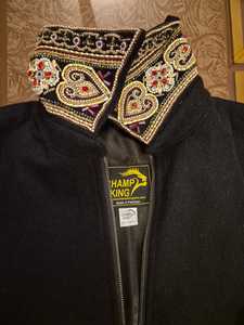 เสื้อแจ็คเก็ตประดับลูกปัดสำหรับผู้ชาย Champ King พร้อมซิปปิดและคอตั้ง - Product Image 1