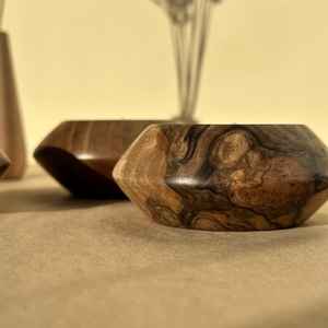 Porte-bougie artisanal en bois, mettant en valeur la beauté du bois naturel et une lumière chaleureuse, idéal pour les espaces de détente paisibles - Product Image 4