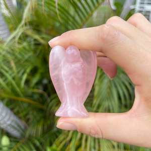 Ángel Tallado a Mano en Cristal de Cuarzo Rosa para el Día de San Valentín y Graduación - Decoración Curativa de Amor y Relaciones - Product Image 1