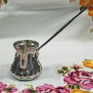 Cafetière turque traditionnelle avec gravure artistique en métal et longue poignée en bois, idéale pour une préparation authentique du café à la maison - Product Image 4