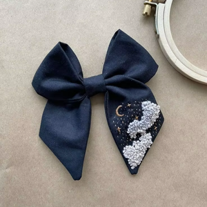 Noeuds de cheveux en tissu de luxe faits à la main, accessoires de cheveux brodés de perles pour femmes et filles, fabriqués à la main en Inde - Product Image 1