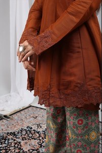 ชุดคุร์ตะทรงตรงสีน้ำตาลยาวคลุมเท้า ผ้าจอร์เจตต์ พร้อมชายเสื้อปักลาย และกางเกงปาลาซโซ่พิมพ์ลายสีเขียว แห้งเร็ว - Product Image 3