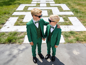 Ensemble de costume 3 pièces vert émeraude pour garçons avec gilet et nœud papillon – Tenue de smoking formelle pour enfants pour mariage et fête - Product Image 2