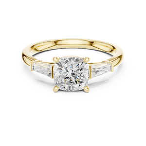 Anillo de compromiso de oro amarillo con diamante cultivado en laboratorio, corte cojín en la piedra central, diamantes laterales en corte baguette, elegante engaste de puntas - Product Image 1