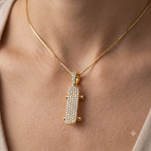 Colgante de Moda de Oro Sólido de 10K con Moissanita de Corte Brillante, Diseño Único Personalizado, Geométrico Minimalista, con Motivos Deportivos de Skateboard - Product Image 2