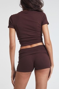 Ensemble de yoga noir 2 pièces : Crop top à col rond et manches courtes avec short taille haute froncé en coton élasthanne respirant, couleur unie - Product Image 5
