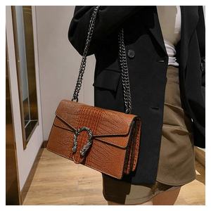 Bolso Cuadrado Pequeño Rojo Clásico, Versátil y Elegante de Alta Gama, Acolchado, con Correa de Cadena Metálica para Mamá, Nuevo Modelo 2026 - Product Image 4