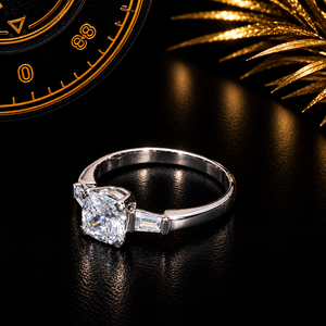 Anillo de Compromiso D'vins con Diamante Corte Cojín, Oro Blanco de 18K, Tres Piedras, Baguette Cónico - Product Image 4