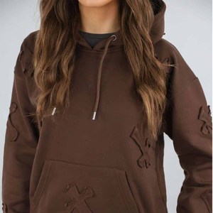 Ensemble 2 pièces personnalisé pour femme : Sweat à capuche et pantalon de survêtement avec applique croisée effet vieilli – Vente en gros usine - Product Image 4