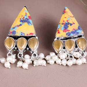 Boucles d'oreilles pendantes en laiton oxydé argenté, style vintage bohème ethnique tribal, motif floral triangulaire, avec onyx et perles pour femme - Product Image 2