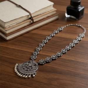 COLLAR DIVYORO DE PLATA OXIDADA CON FILIGRA DE DISEÑO COMPLEJO Y ACCENTOS DE PIEDRAS BLANCAS, Joyería de Aniversario para Mujer, Longitud Ajustable - Product Image 3