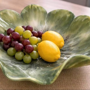 Bol à fleurs en résine verte fait main, centre de table en pétales, décoration irisée pour la maison - Product Image 1