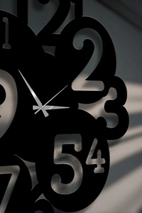 Reloj de pared extragrande con números negros y gruesos, ideal para sala de estar y oficina, aporta una visibilidad clara y un decoración moderna para la pared, procedente de la India. - Product Image 3