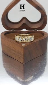 Bague d'éternité de luxe en or jaune 14K avec diamant de laboratoire taille marquise certifié IGI, large mosaïque en grappe et bordure milgrain - Product Image 1