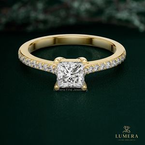 Anillo Solitario de Diamante Cultivado en Laboratorio con Forma de Princesa, con Acentos de Oro Amarillo y Piedras Laterales con Micropavé, Joyería Fina Clásica para Mujer - Product Image 5