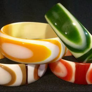 Ensemble de bracelets en résine marbrée multicolores, larges et épais, à motif tourbillonnant, pour femmes, bijoux de mode - Product Image 1