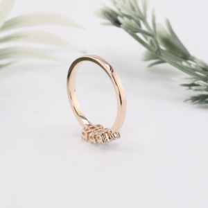 Anillo de compromiso geométrico en oro rosa con diseño de rejilla clásica y diamantes cultivados en laboratorio, joyería fina para mujer. - Product Image 4