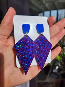 Boucles d'oreilles tendance en résine bleue avec strass et pendentif losange, design exquis, technique de découpe en plastique - Product Image 4