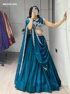 Magnifique ensemble de lehenga choli et dupatta, dernier cri, design élégant, avec travail de sequins, fils de coton et perles, fournisseur d'Inde. - Product Image 3