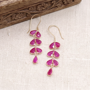 Boucles d'oreilles pendantes linéaires en or jaune 18 carats avec rubis naturels et motif feuille, collection Memoria Jewels, vente en gros - Product Image 6