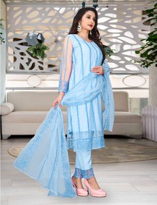 Kurta à manches longues pour femmes avec broderie |   Comprend un pantalon en mélange de soie et un dupatta en tulle |   Ensemble ethnique festif - Product Image 4
